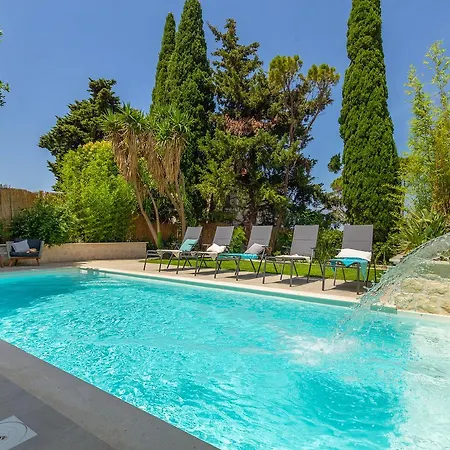Hedera Villa *